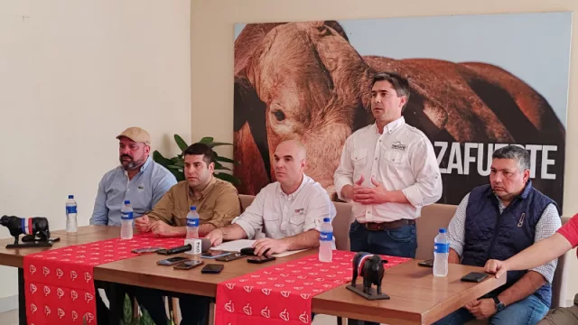 Ganaderos se plantan con su rechazo frontal a la suspensión de la vacuna contra la fiebre aftosa