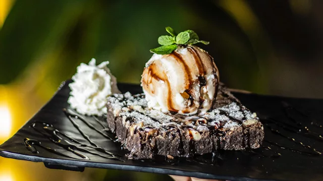 Chezca: pizzas americanas gigantes y un ambiente industrial que conquista Asunción