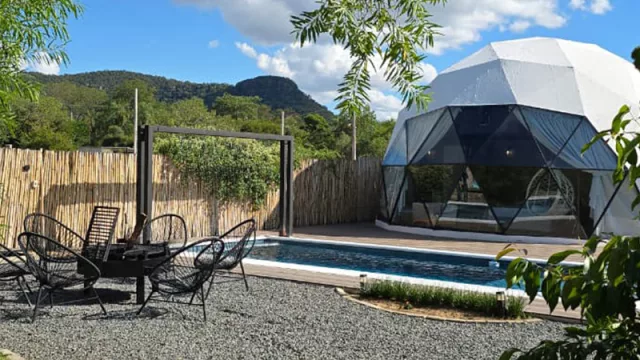 Entre el lujo y la naturaleza: la propuesta exclusiva de Glamping Mbatoví para escapar de la rutina