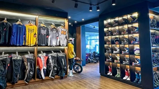 Equipamiento inteligente: cómo el diseño previene lesiones graves en deportes sobre dos ruedas