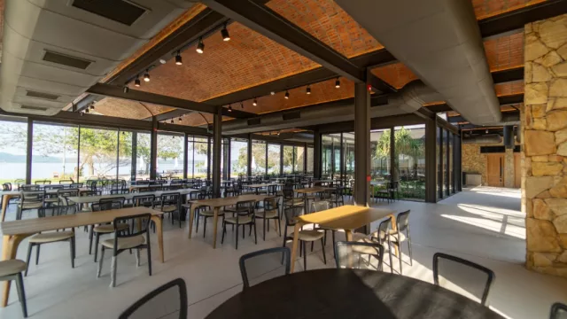 El nuevo Club House del Club Náutico de San Bernardino redefine el concepto de confort junto al Lago Azul