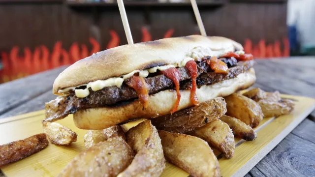 La magia del asado hecho sándwich: Mama’s Sandwich Grill, pasión, brasas y sabor que conquistan Villa Morra Park