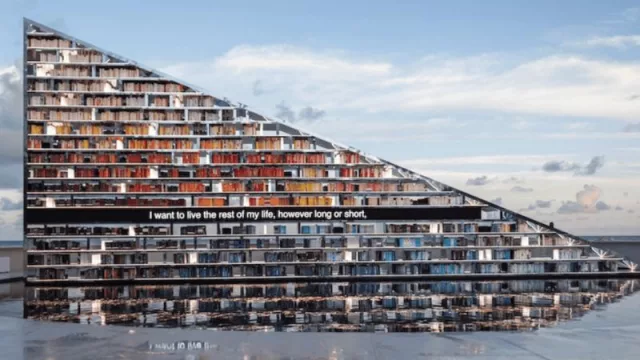 Library of Us: Es Devlin convierte 2.500 libros en un faro de lectura y memoria en la playa de Miami