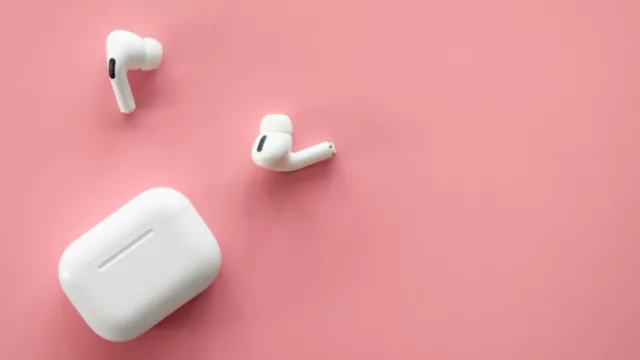 Auriculares: el hábito cotidiano que está dañando la audición sin que lo notes