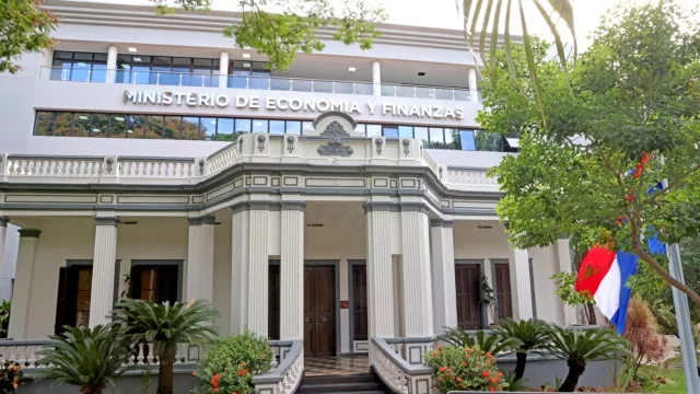 Paraguay mantiene un riesgo moderado en un mundo con deuda histórica, según el Banco Mundial