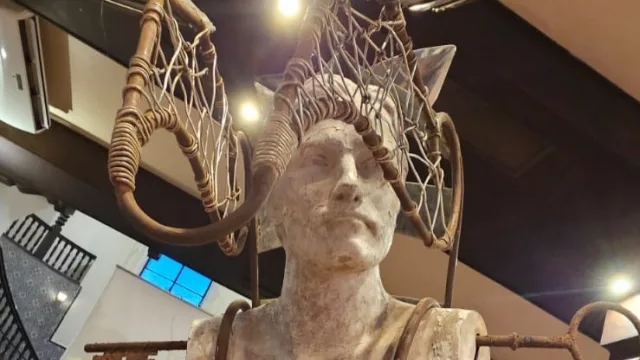 Azayé y su muestra Observadores: papel de mandioca, collages y una propuesta que convierte la fotografía en una experiencia total