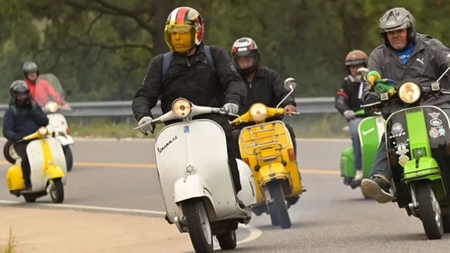 De un taller a las rutas: así nació Vesperos, el grupo que vive la Vespa como forma de vida