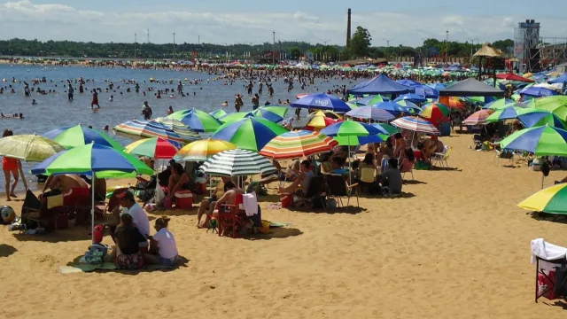 Aguinaldos argentinos impulsaron un repunte comercial en Encarnación al cierre de 2025