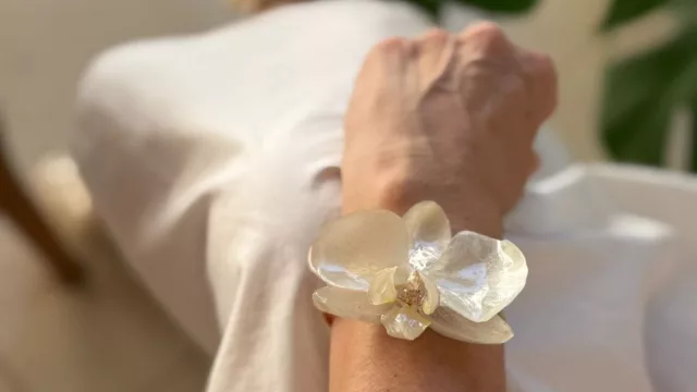 Semijoyas con orquídeas reales: el emprendimiento de Hanice García que transforma flores en piezas únicas