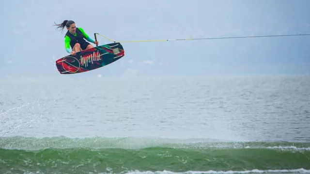 Wakeboard, el deporte acuático que convierte el verano en pura adrenalina