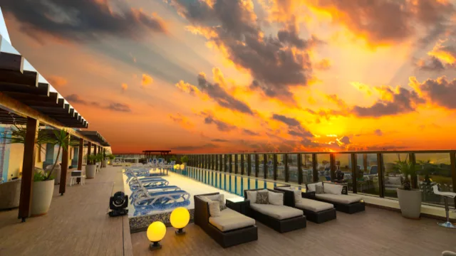 El Gran Bourbon Hotel apuesta a los atardeceres urbanos con su rooftop Sol Rojo