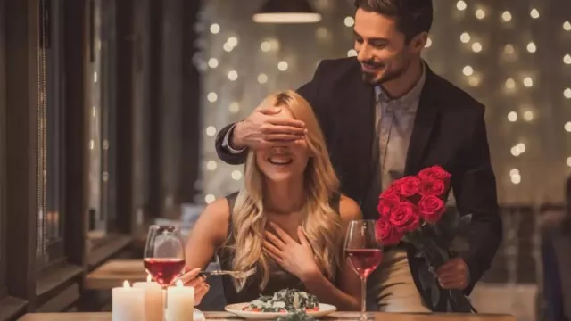 6 de cada 10 españoles consideran una “red flag” dejar comida en el plato en una cita romántica