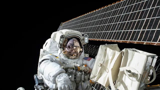 La NASA rompe el protocolo: astronautas podrán llevar celulares al espacio desde Artemis II