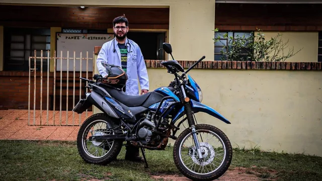 Pediatra en moto: el médico que recorre Paraguay sobre dos ruedas para llevar atención médica a niños