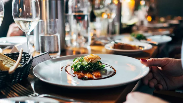 ¿Amor moderado? Gremio de restaurantes experimentó menor gasto promedio en Día de los Enamorados