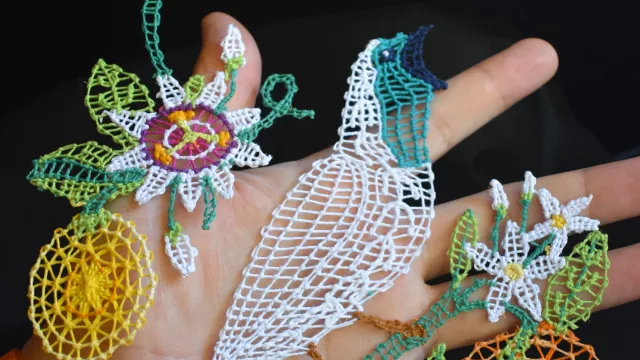 Piezas únicas de ñandutí convertidas en aros, llaveros y arte: la apuesta de un joven de 22 años