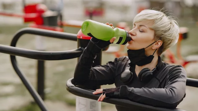 Hidratación inteligente: qué necesita realmente tu cuerpo cuando el termómetro supera los 40°C