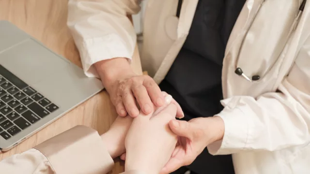 Médicas paraguayas avanzan en especialidades críticas, pero reclaman mayor igualdad en liderazgo