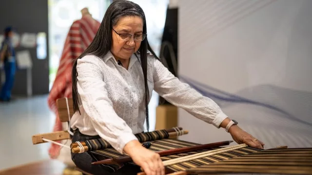 Tejiendo historia: Rosa Segovia, maestra artesana que mantiene vivo el arte del poncho para’i de 60 listas