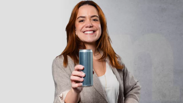 Agua en lata gana terreno en la región y se consolida como alternativa sostenible (impulsada por la economía circular)