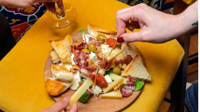 Andalucía Tapería & Bar: el bar de tapas que transformó el Paraná Country Club con una propuesta para compartir y sin formalidades