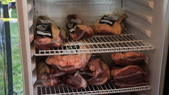 Precio justo y alto volumen: feria de agricultura familiar suma carne y busca continuidad