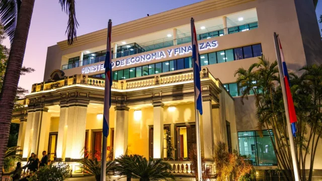 Resultados fiscales del trimestre: menores ingresos, expansión del gasto y déficit del 0,8%