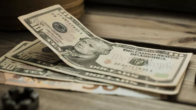 ¿Endeudarse en dólares con el tipo de cambio en caída? Experta advierte sobre el costo financiero y la volatilidad