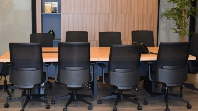 Las torres gubernamentales también mueven negocios privados: Mobiliarte gana la licitación para equipar las oficinas