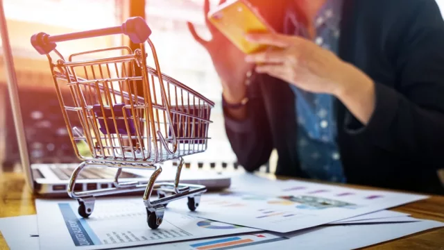 Confianza del consumidor cae en abril y golpea expectativas de compras y ahorro