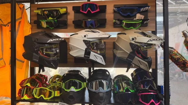 Cinco accesorios que todo motociclista debería tener para viajar más seguro este invierno