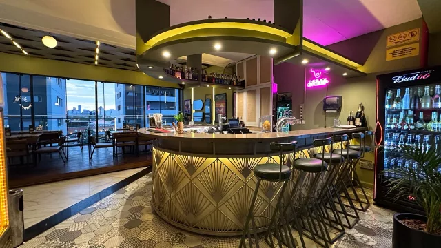 Soles, el espacio gastronómico que acompaña desde el desayuno hasta el after office en el WTC