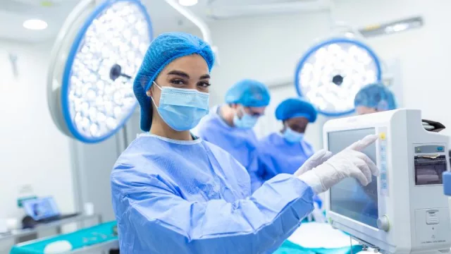 Especialista paraguayo se capacita en cirugía robótica y abre nuevas perspectivas para el país