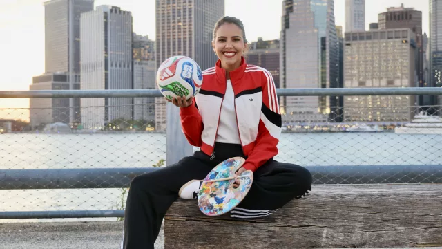 Empezó pintando botines para amigos y hoy llega a deportistas y marcas internacionales: la historia de la artista Lili Cantero