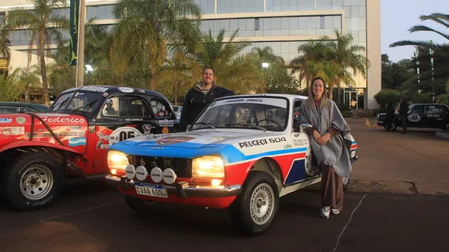 Carrera de autos antiguos: 71 vehículos clásicos de Paraguay, Argentina, Uruguay y Brasil recorren Encarnación