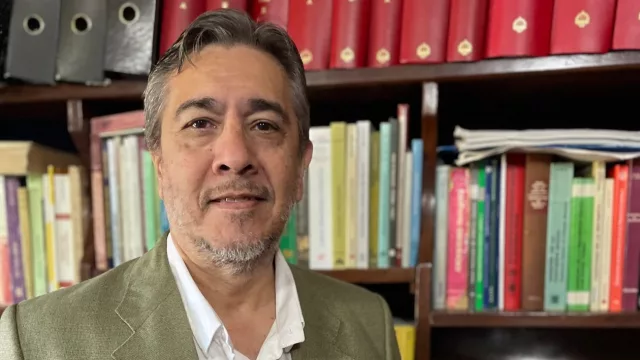 ¿Te pidieron firmar un documento en el trabajo? Un abogado explica cuándo deberías prestar atención