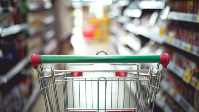 Ventas crecen 4,5% en el año: vehículos, tecnología y hoteles sostienen el movimiento