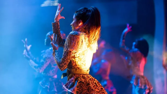 Adri Flores, la bailarina paraguaya que encontró su escenario en alta mar