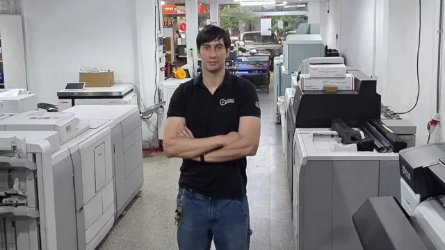 Le dijeron que nadie imprimiría de madrugada: la idea que convirtió a Printos en la imprenta 24 horas que emplea a 45 personas