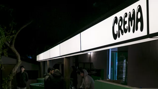 Crema, el nuevo resto bar de barrio San Jorge con rampa de skate, jazz en vivo y una carta de vinos que invita a quedarse