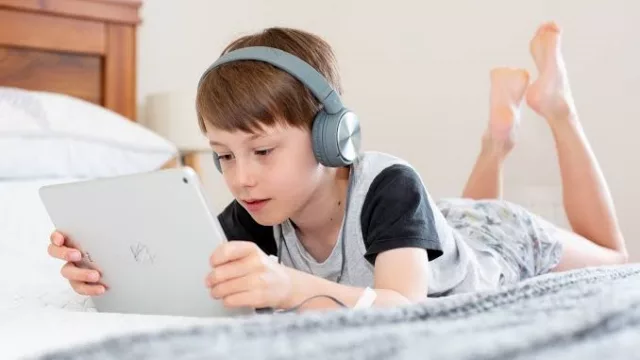 ¿Redes sociales demasiado temprano? Un estudio las vincula con menor rendimiento escolar