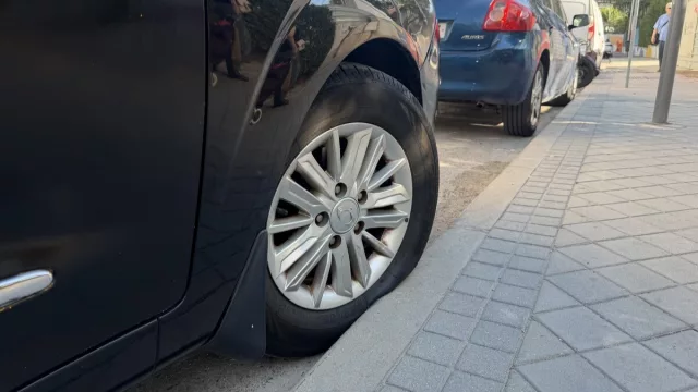 Si sos "volante cuadrado" y estacionas con la rueda pegada al cordón, ojo que te puede salir caro