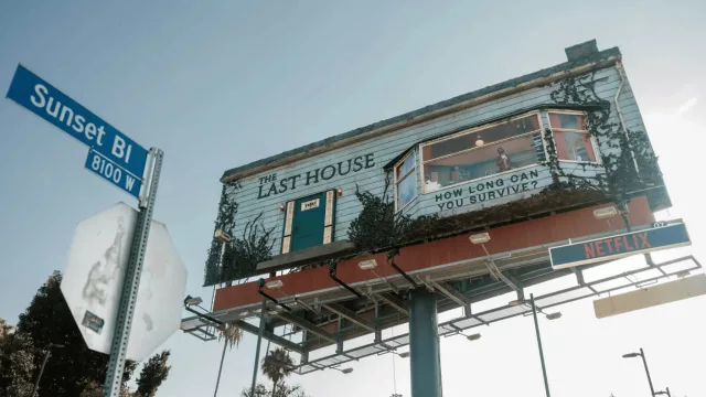 Netflix llevó el marketing experiencial a otro nivel: puso a un hombre a vivir dentro de un cartel para promocionar su nueva película
