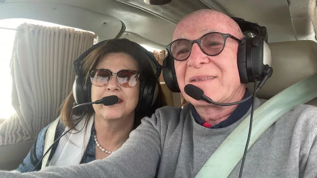 “Yo soñaba despierto y dormido con estar sentado en un avión”: el empresario que, casi a los 74 años, sigue pilotando