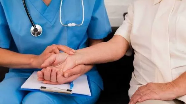 Demanda de enfermería domiciliaria incrementó debido a cantidad de adultos mayores que requieren cuidados permanentes