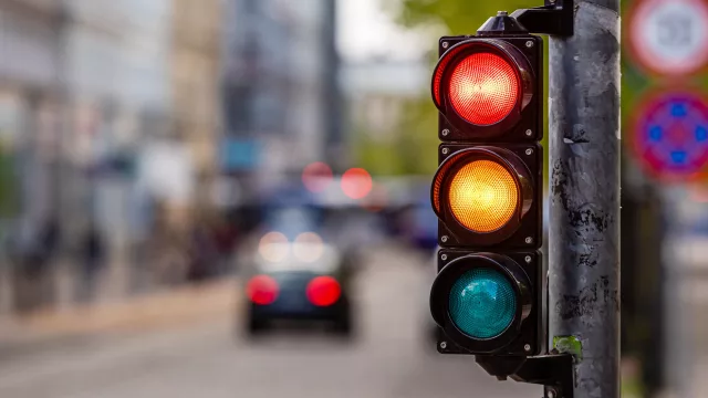 “Poner un semáforo puede empeorar el tránsito”: la advertencia de un especialista sobre cómo se ordenan las calles