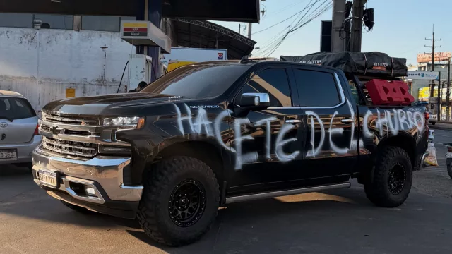 ¿Te dejaron un “mensaje” con aerosol en el auto? Así podés sacar la pintura sin dañar la original