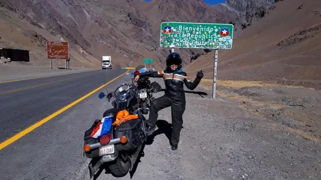 Le dijeron “no vas a poder” y terminó recorriendo 8 países en moto y creando una comunidad de 80 mujeres