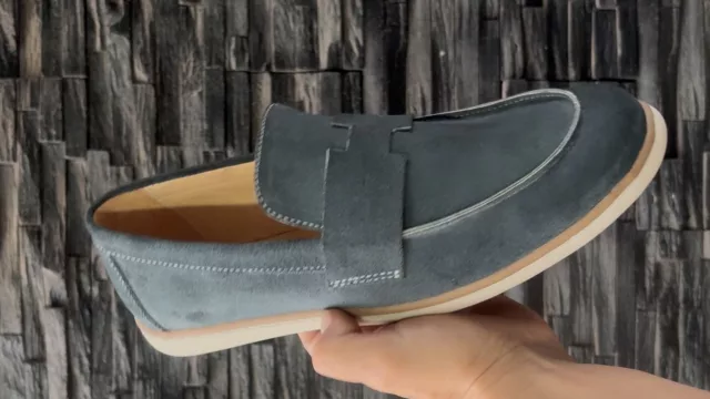 Empezó haciendo zapatos para su hermana y hoy fabrica a pedido los modelos que sus clientes llevan en fotos