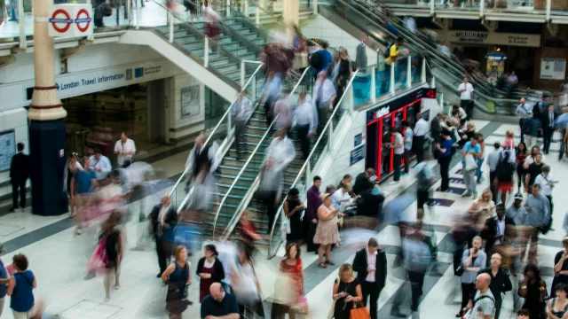 Confianza del consumidor cae a 39,67 puntos en agosto y se mantiene por debajo del nivel neutral